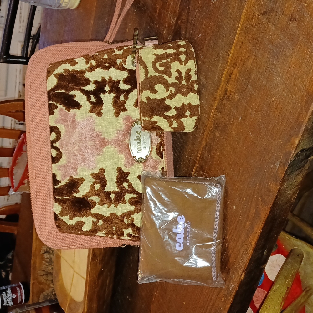 Cake by petunia slightly used very cute with small change purse